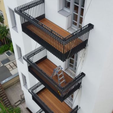 Balkon mit Holzboden.jpg